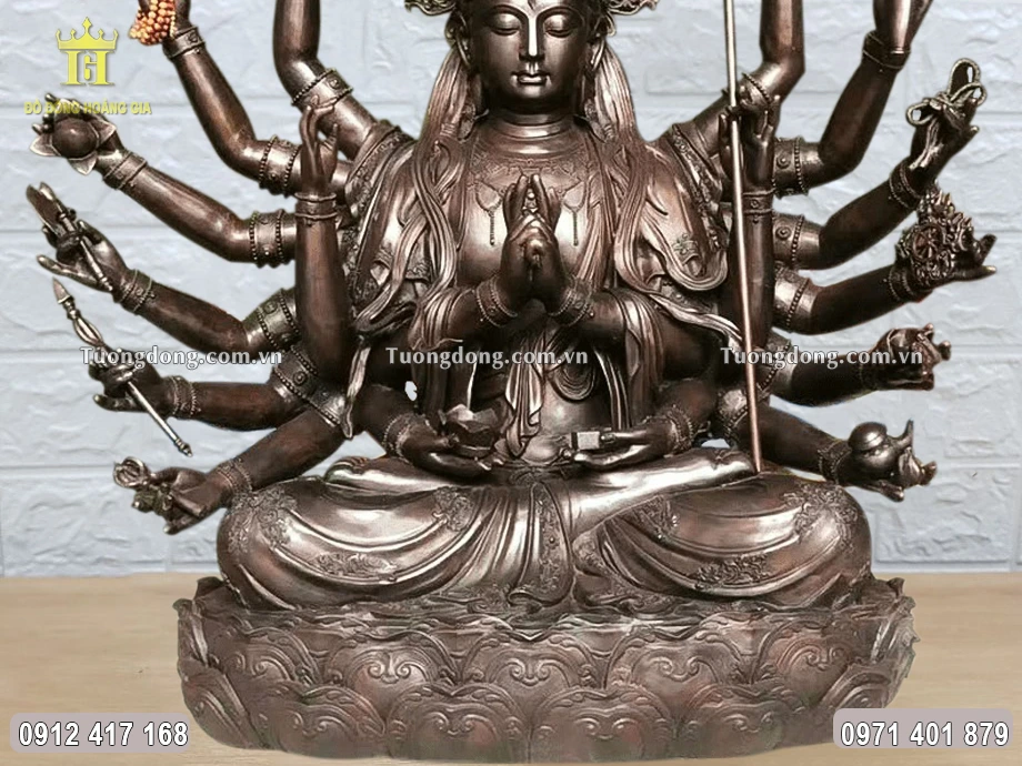 Đài sen mà Ngài ngồi được chạm khắc vững chắc